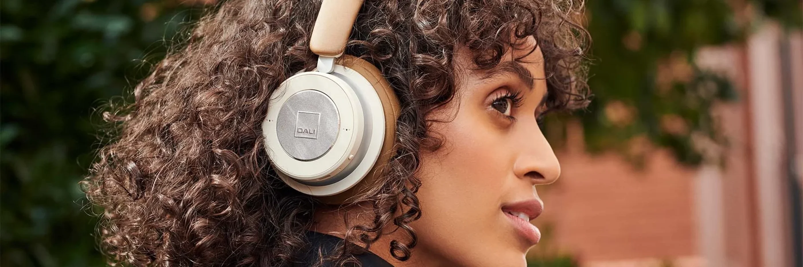 DALI IO-4 | Headphones with 60hrs of play | DALI Loudspeakers